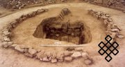Рис.4. Стена и раскопанная могила с остатками сруба
