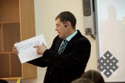 Конкурсант из Тувы представляет ученикам слово "Хоомей" в немецком написании