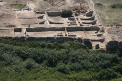 На юго-востоке республики Тыва, высоко в горах, на острове посреди озера Тере-Холь находятся развалины древней уйгурской крепости Пор-Бажин, построенной в VIII веке н.э. Она является одним из самых загадочных археологических памятников мира