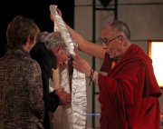 США: Ричард Гир принял участие в диалоге с Далай-ламой об ответственности художника