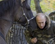 Владимир Путин во время фотоохоты в Туве