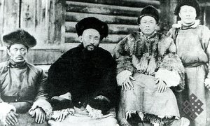 Айза из тувы история. История чиновничества Танну-Тувы. Амбын нойона Тувы. Тувинский национальный костюм.