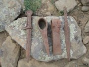 Археологи нашли древние кинжалы и топора