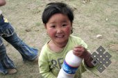Дети Монголии: предприимчивые (юная торговка кумысом).