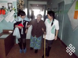 Студенты Кызылского педагогического института в Доме-интернате для престарелых и инвалидов