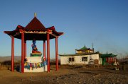В столице Тувы установили субурган со статуей Будды медицины
