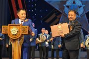Глава Тувы Шолбан Кара-оол передал Национальному музею РТ памятную коллекцию военных наград