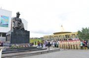 Традиция нового времени: в Туве возложили венки к памятнику Монгуша Буяна-Бадыргы